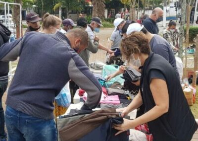 Entrega de roupas para moradores em situação de rua